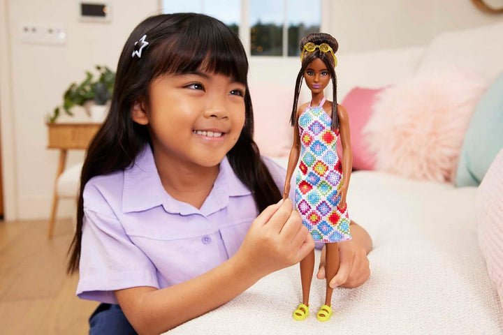 Barbie Fashionistas - Păpușa nr. 210 cu coc glamorous și rochie midi croșetată, ochelari de soare aurii și sandale galbene, pentru copii de la 3 ani în sus, HJT07