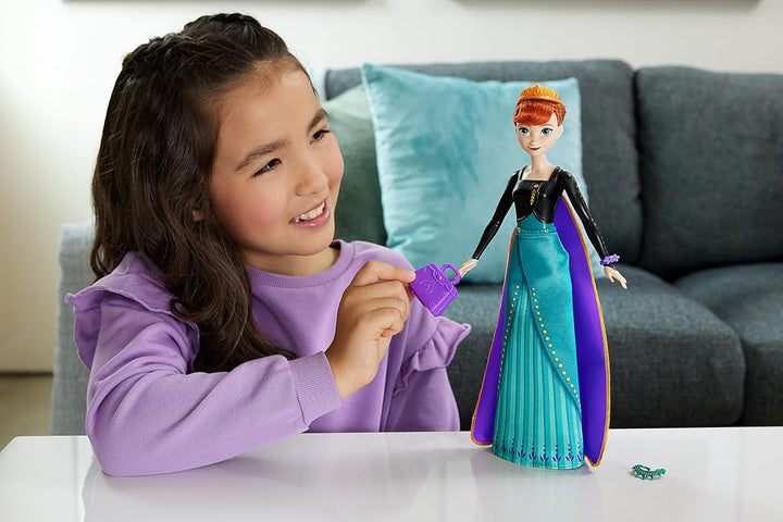 Mattel Disney The Ice Queen Anna Fashion Doll Set, Spin & Reveal cu 11 surprize, inclusiv 5 accesorii, 5 autocolante și o scenă pentru joacă, inspirat de filmul Disney, HXD27