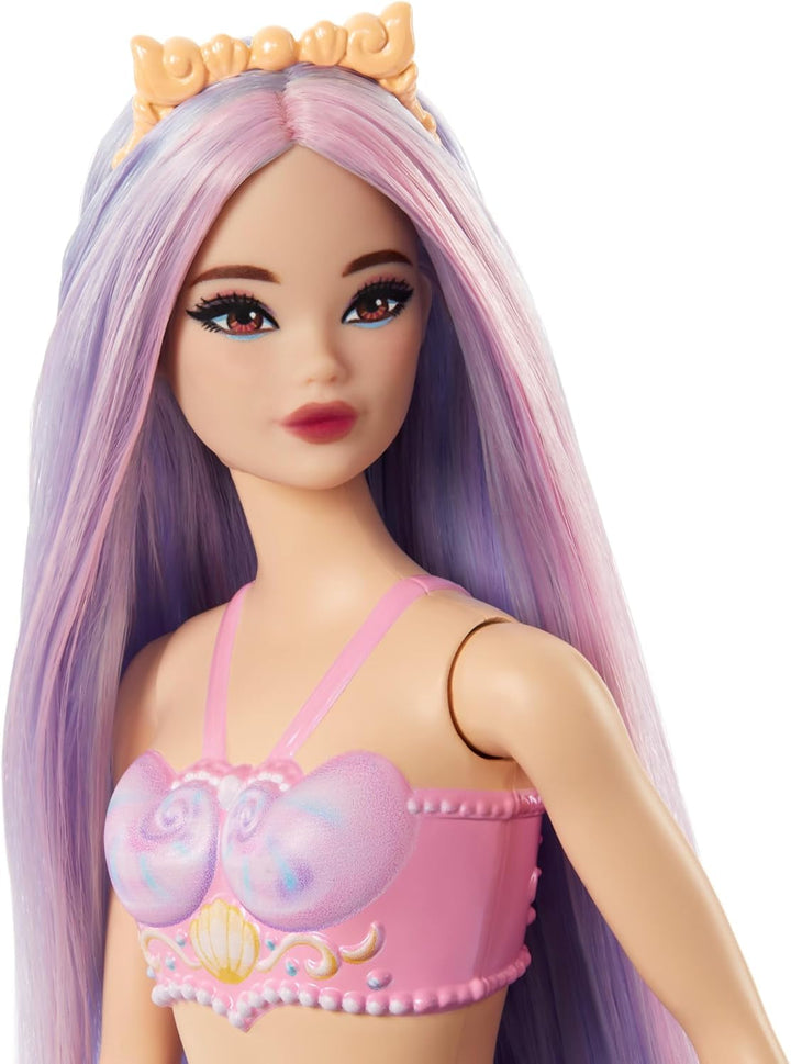 Păpușă sirenă Barbie cu păr fantezie în roz și lila cu bentiță, păpușă cu partea de sus din scoică și aripioară din coadă albastru lavanda, HRR06