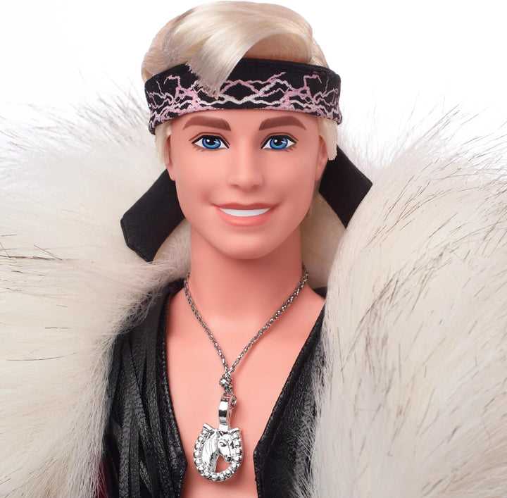 Barbie the Movie păpușă Ken de colecție purtând haină mare din blană artificială și vestă neagră cu franjuri și bandană, HRF31
