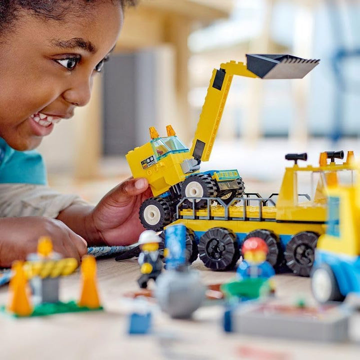 LEGO 60391 Vehicule de construcții urbane și macara cu minge de distrugere, jucărie cu excavator, autobasculantă și vehicule de transport, jucărie educativă pentru copii de 4 ani și peste