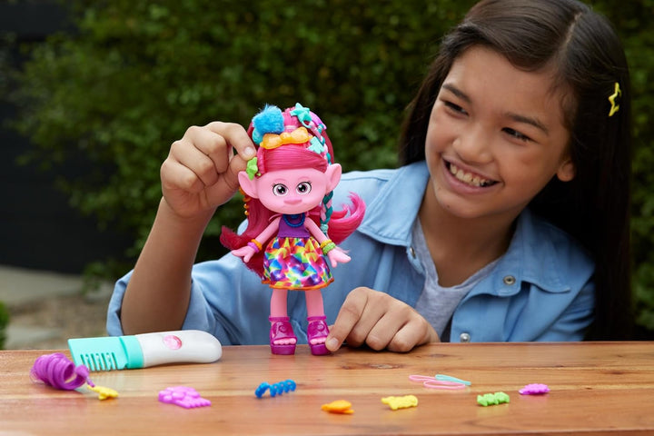 Mattel DREAMWORKS TROLLS Together Strong - păpușă de modă Hair-Tastic Queen Poppy - 15+ accesorii, pieptene cu sclipici, gel cu sclipici lavabil, pentru copii cu vârsta peste 3 ani, HNF25