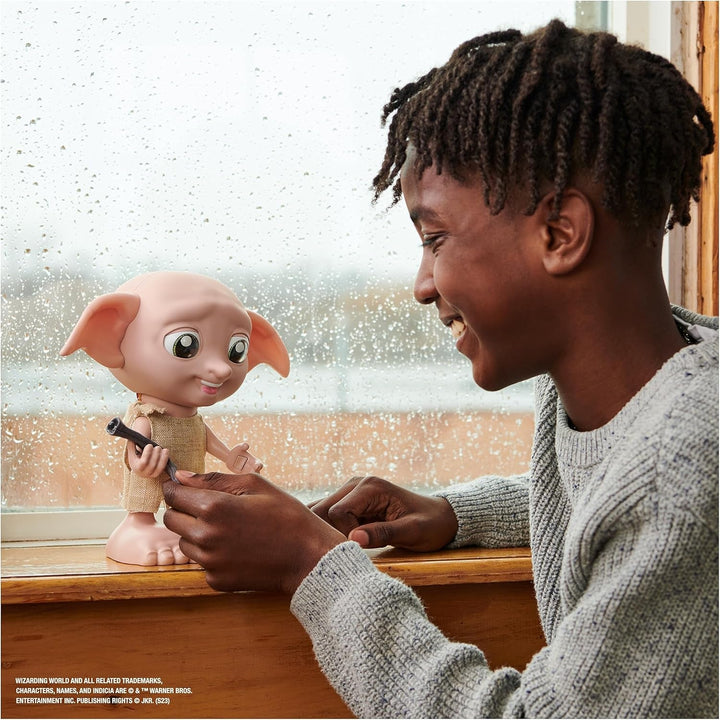 Wizarding World Harry Potter - Păpușa interactivă Dobby House Elf cu peste 30 de sunete, propoziții și mișcări, germană-italiană, jucărie pentru copii de la 6 ani, Fan Article