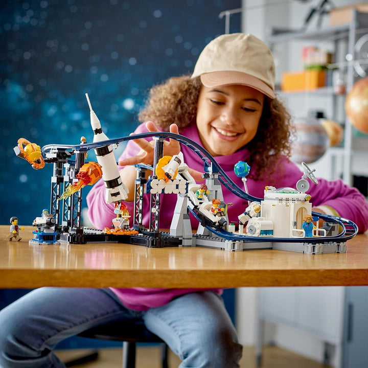 LEGO 31142 Creator 3-In-1 Rollercoaster spațial, kit de jucărie pentru bâlci cu cărucioare funcționale, convertibil în turn de cădere liberă sau carusel cu rachete și cărămizi strălucitoare