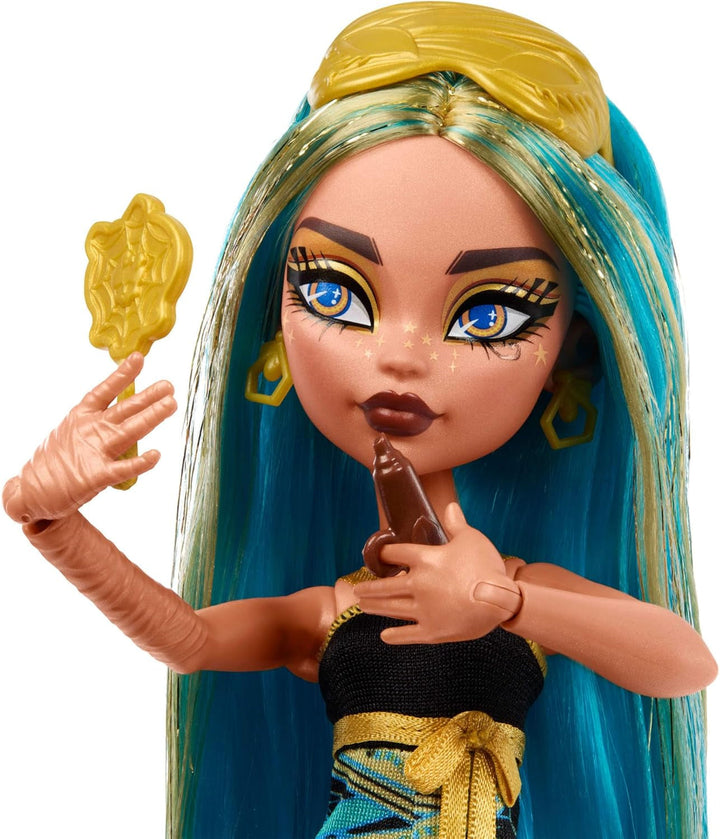 Păpuși și accesorii Monster High Buried Secrets, temă confortabilă Creepover cu păpușă misterioasă și 5 surprize de dezvelit (cifrele pot varia), HYV64