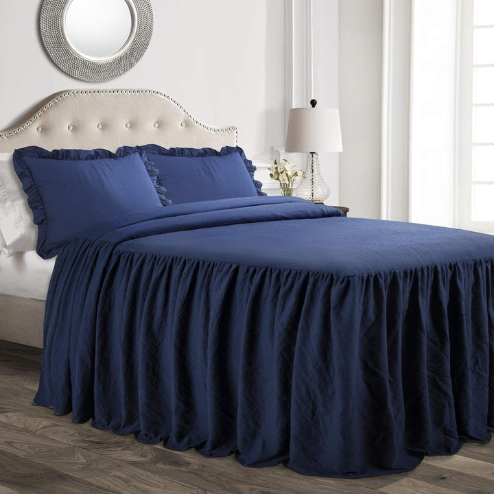 Set de cuvertură de pat Lush Decor cu fustă Ruffle, 3 piese, set de lenjerie de pat Farmhouse de lux, elegant, fermecător detaliu Ruffle, stil atemporal și design clasic, moale și ușor, dimensiune King, Paturi si Cuverturi Lush Decor Albastru marin Rege