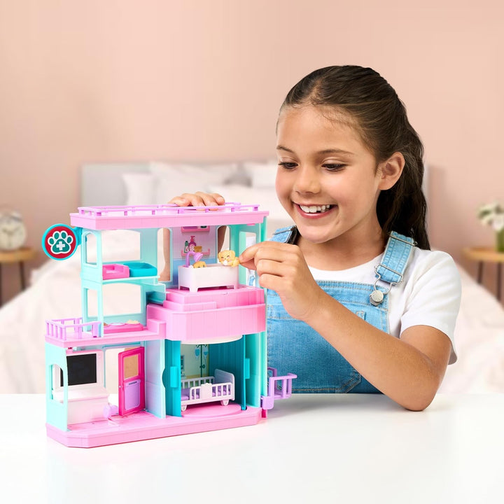 Little Live Pets Mama Surprise Families Baby Clinic Playset, 3 cățeluși Retriever incluși, Magic, Playset cu două fețe (27,8 cm lățime, 23,8 cm înălțime). Hrănire, îmbăiere și joacă, cadou pentru copii