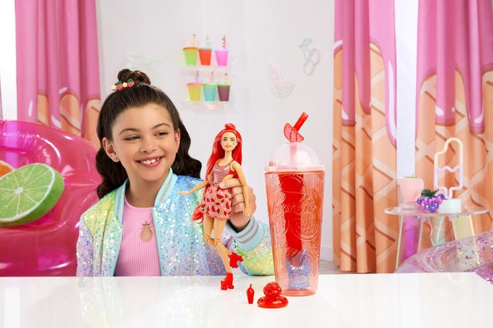 Barbie Pop Reveal Fruit - păpușă cu păr roșcat în aromă de pepene roșu, 8 surprize, fată squishy parfumată, păr și machiaj care își schimbă culoarea, pentru copii de la 3 ani, HNW43