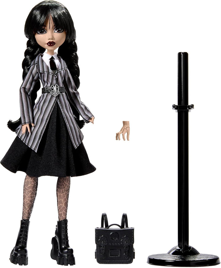 Păpușă și accesorii Monster High Wednesday, figurină de colecție Wednesday Addams în uniforma Nevermore Academy cu mână și rucsac Icy Cold, suport pentru păpușă, HXJ04