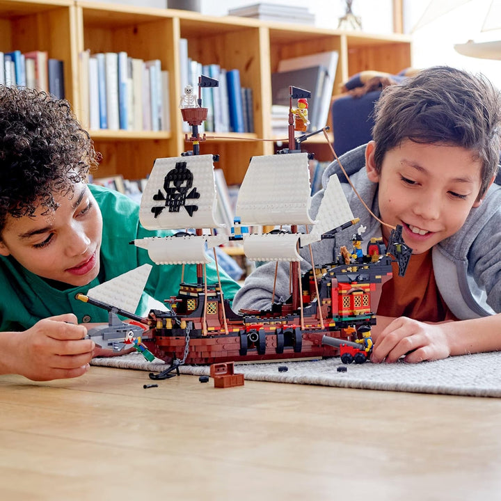 Set navă pirat LEGO Creator 3 în 1, jucărie cu 3 opțiuni de construcție, construiește o tavernă pirat sau o insulă pirat cu craniu, include 3 minifigurine pentru aventuri de rol 31109
