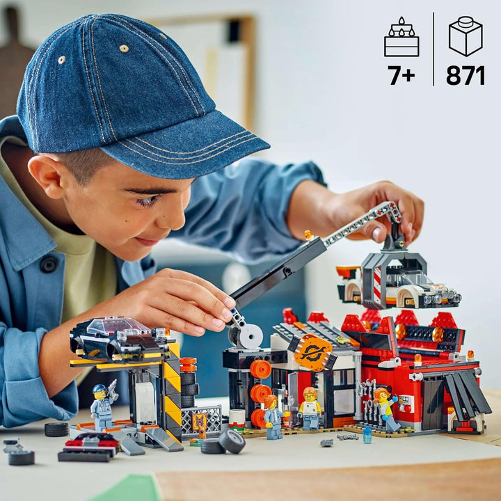 Depozit de fier vechi LEGO City cu mașini - jucărie cu presă de fier vechi și macara, 2 mașini de jucărie, 4 minifigurine muncitoare și clădire de birouri - cadouri aniversare pentru băieți și fete de la 8 ani 60472