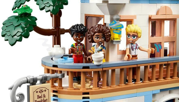 Castelul LEGO Friends cu cazare de vacanță, hotel Playset pentru copii și adolescenți de la 12 ani cu 4 figurine, câine și accesorii, idee de cadou pentru fete și băieți 42638