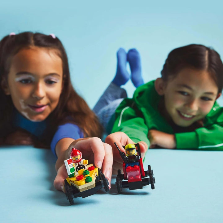 LEGO City Pizza Delivery Van Vs. Pizza Truck - Jucărie cu cutie de săpun pentru fete și băieți de la 5 ani - Set de construcție cu 2 minifigurine șofer - Cadou aniversar și de vacanță 60458