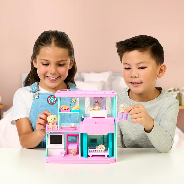 Little Live Pets Mama Surprise Families Baby Clinic Playset, 3 cățeluși Retriever incluși, Magic, Playset cu două fețe (27,8 cm lățime, 23,8 cm înălțime). Hrănire, îmbăiere și joacă, cadou pentru copii