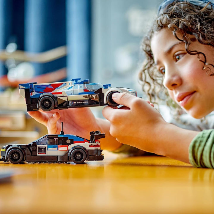 Jucărie LEGO Speed Champions BMW M4 GT3 & BMW M Hybrid V8 Race Car cu 2 modele de mașini construibile și 2 minifigurine de șofer de curse, cadou pentru băieți, fete de la 9 ani, model de mașină 76922