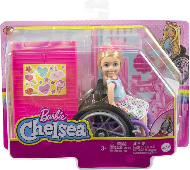 Barbie Chelsea Series, Fashionista Chelsea Doll cu păr blond, rochie, ochelari de soare, scaun cu rotile și rampă, autocolante, cadou pentru copii, jucării de la 3 ani, Hgp29
