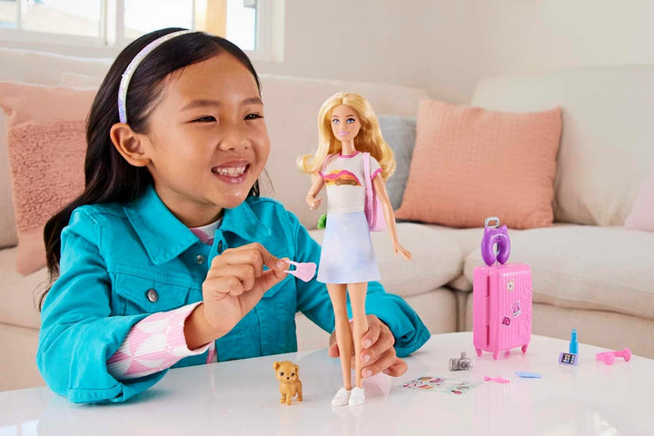 Păpușă Barbie, Travel Barbie cu păr blond, 10+ accesorii de călătorie, autocolante, valiză, cățeluș, incl. 1 păpușă, cadou pentru copii, jucărie de la 3 ani,Hjy18