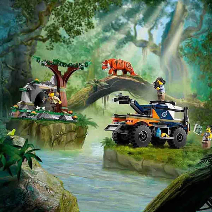 Camion LEGO City Jungle Explorer, set de construit și jucat pentru copii de peste 6 ani, cadou grozav pentru ziua de naștere, camion de jucărie, cu 3 minifigurine Adventurer și tigru 60426