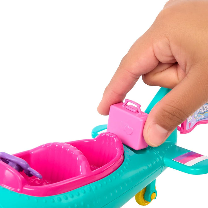 Barbie Chelsea Plane Doll And Playset - păpușă pilot, avion, mâner și accesorii pentru povești, roți de rulare și elice cu picior de floare, vârsta 3+, HTK38
