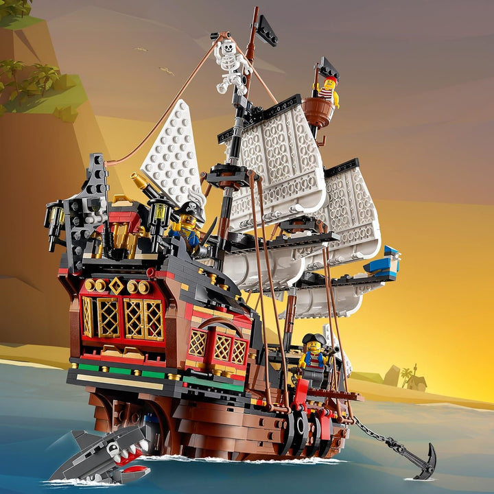 Set navă pirat LEGO Creator 3 în 1, jucărie cu 3 opțiuni de construcție, construiește o tavernă pirat sau o insulă pirat cu craniu, include 3 minifigurine pentru aventuri de rol 31109