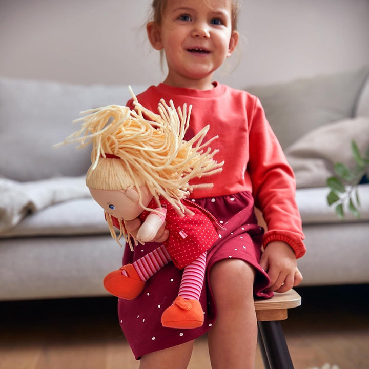 HABA 302108 - Păpușă Annelie, păpușă de cârpă cu haine și păr, 30 cm, jucărie de la 18 luni, roșu