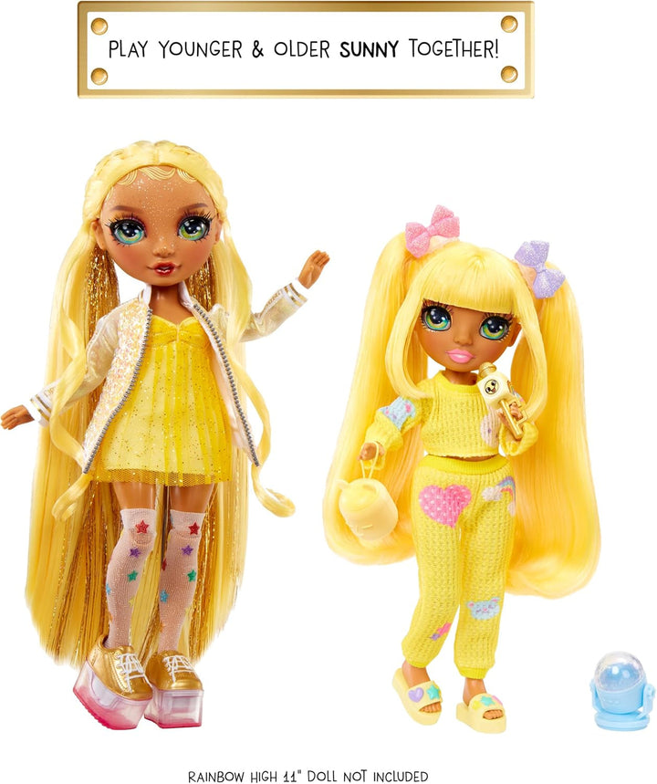 Rainbow High Junior High PJ Party - Sunny (galben) - păpușă de 22 cm cu salopetă moale, papuci și accesorii de joacă - jucărie pentru copii - ideală pentru 4-12 ani