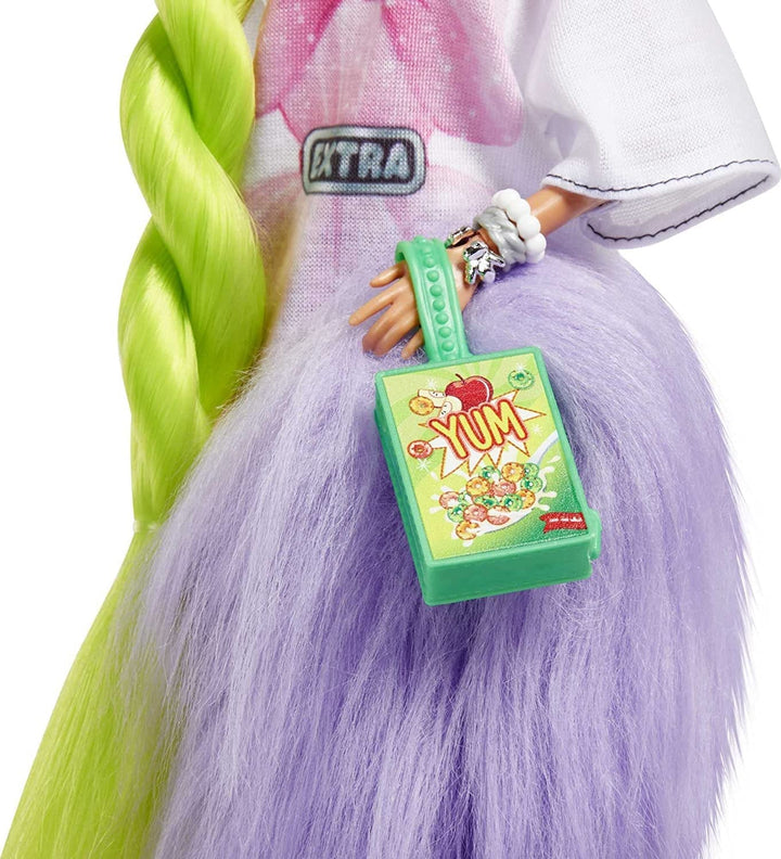 Barbie HDJ44 - Păpușă extra #11 în tricou supradimensionat și jambiere cu papagal de companie, păr verde neon extra lung și accesorii, articulații flexibile, cadou jucărie pentru copii cu vârsta de peste 3 ani