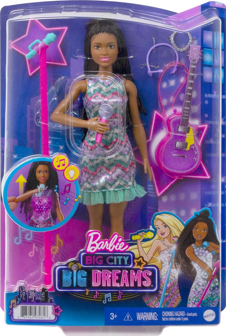 Barbie GYJ22 - scenă liberă pentru păpușa Big Dream Brooklyn (aprox. 30 cm, codițe maro) cu melodii din film, lumini, microfon și accesorii, cadou pentru copii de la 3 ani în sus