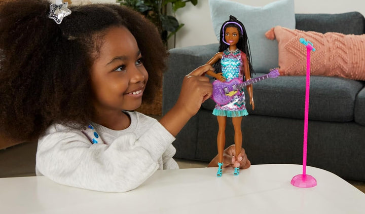 Barbie GYJ22 - scenă liberă pentru păpușa Big Dream Brooklyn (aprox. 30 cm, codițe maro) cu melodii din film, lumini, microfon și accesorii, cadou pentru copii de la 3 ani în sus