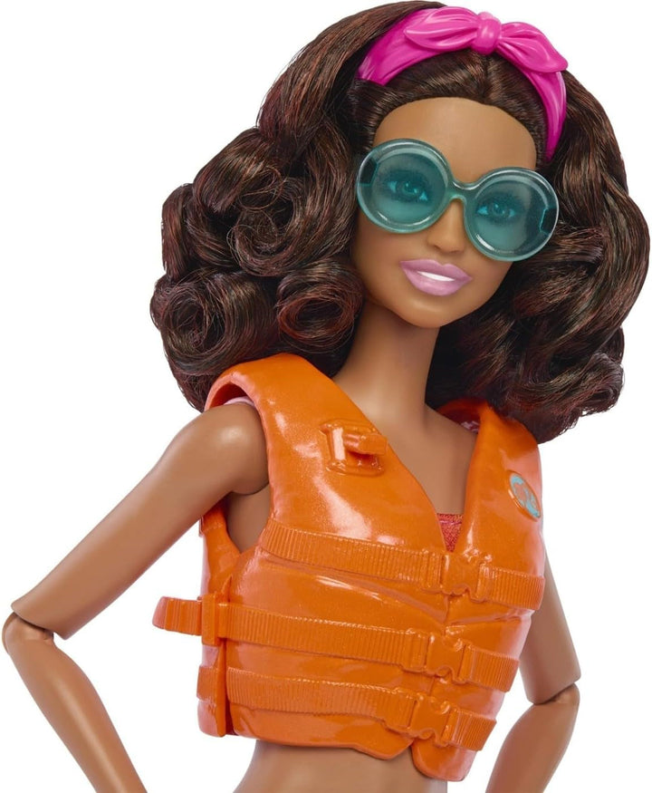 Barbie - păpușă surfer cu placă de surf și mâner, prosop și radio pentru aventuri pe plajă și povestiri, cleme și curea de gleznă pentru surfing realist, de la 3 ani, HPL69