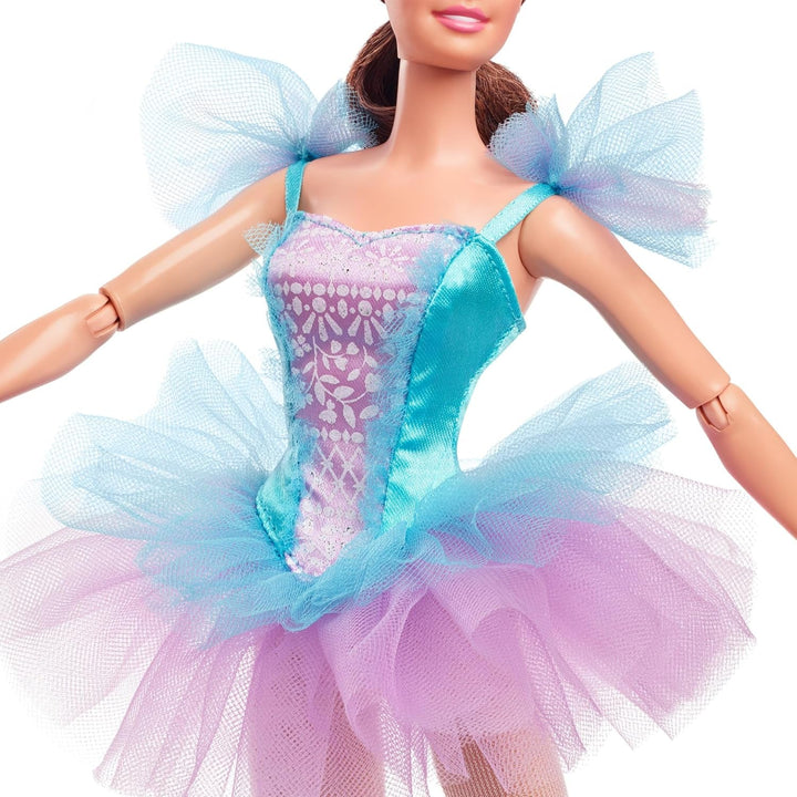 Păpușă Barbie Signature Ballet Wishes (brunetă, aprox. 30 cm), mobilă, cu costum de balerină, tutu, pantofi de vârf și diademă, cadou pentru copii cu vârsta peste 6 ani, JCW44