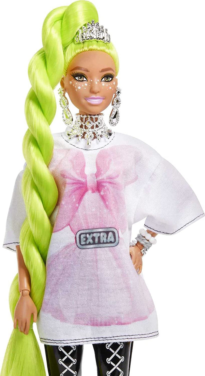 Barbie HDJ44 - Păpușă extra #11 în tricou supradimensionat și jambiere cu papagal de companie, păr verde neon extra lung și accesorii, articulații flexibile, cadou jucărie pentru copii cu vârsta de peste 3 ani