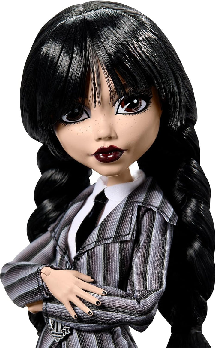 Păpușă și accesorii Monster High Wednesday, figurină de colecție Wednesday Addams în uniforma Nevermore Academy cu mână și rucsac Icy Cold, suport pentru păpușă, HXJ04