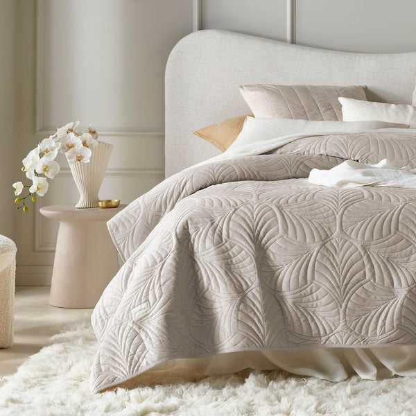 ROOM99 Feel Elegante Tagesdecke in Beige 220 X 240 Cm Vielseitige Wohndecke Als BettÃ¼berwurf Oder SofaÃ¼berwurf Ãœberwurfdecke FÃ¼r Bett Und Sofa Steppdecke Stil Ideal Als Bedspread Velvet Samt