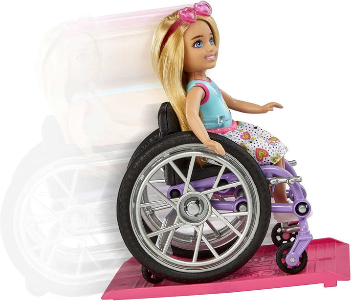 Barbie Chelsea Series, Fashionista Chelsea Doll cu păr blond, rochie, ochelari de soare, scaun cu rotile și rampă, autocolante, cadou pentru copii, jucării de la 3 ani, Hgp29