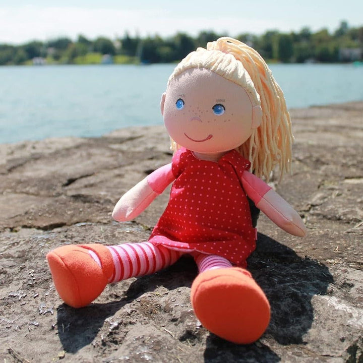 HABA 302108 - Păpușă Annelie, păpușă de cârpă cu haine și păr, 30 cm, jucărie de la 18 luni, roșu