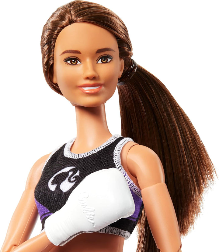 Păpușă Barbie Made to Move și accesorii, boxer brunetă cu echipament sportiv detașabil cu mănuși de box, 22 de articulații mobile, HRG40