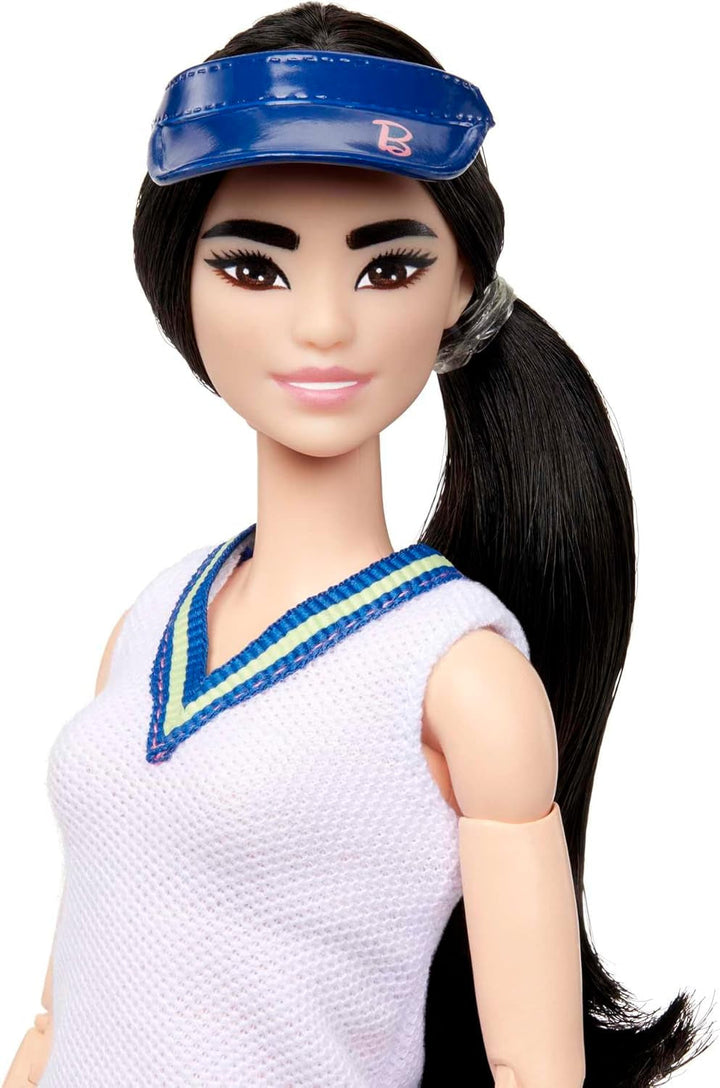 Barbie Made to Move - Jucătoare de tenis cu rachetă și minge - Păpușă cu 22 de articulații pentru o distracție realistă în timpul jocului, pentru fanii tenisului și copiii cu vârsta de 3 ani și peste, HKT73