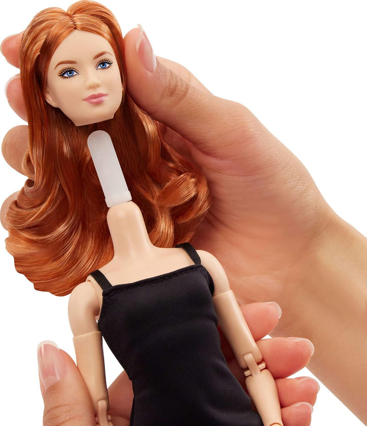 Mattel Barbie Basics Model 4, păpușă de colecție cu bucle roșii, rochie mini neagră și cizme, modă universală, corp mic mobil și cap interschimbabil, JBH74