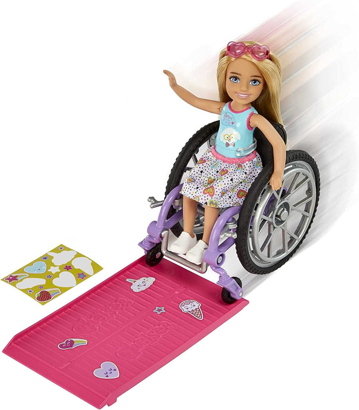 Barbie Chelsea Series, Fashionista Chelsea Doll cu păr blond, rochie, ochelari de soare, scaun cu rotile și rampă, autocolante, cadou pentru copii, jucării de la 3 ani, Hgp29