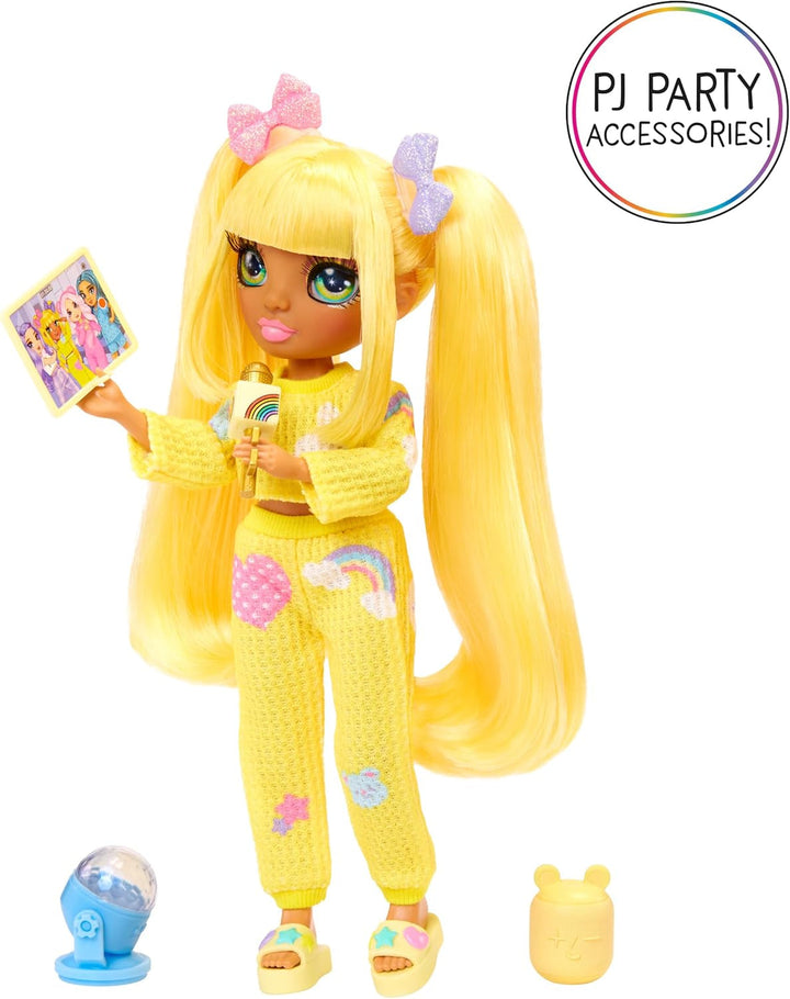 Rainbow High Junior High PJ Party - Sunny (galben) - păpușă de 22 cm cu salopetă moale, papuci și accesorii de joacă - jucărie pentru copii - ideală pentru 4-12 ani