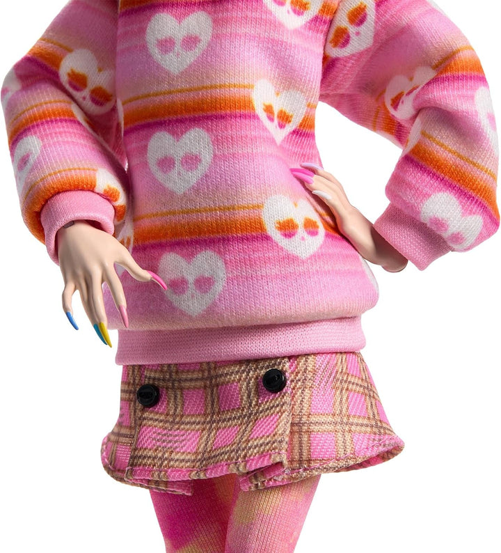 Păpușă și accesorii Monster High Wednesday, Enid Sinclair figurină de colecție în roz cu beretă și rucsac, suport pentru păpușă, HXJ05