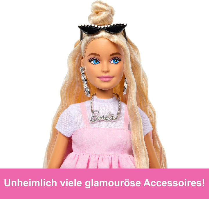 Păpușă Barbie Deluxe Style nr. 3 cu ținută Barbiecore, păr blond în coc înalt, rochie roz pastel cu fundiță supradimensionată și accesorii precum colanți Fishnet, HYV27