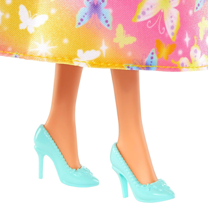 Păpușă Barbie Royal cu păr fantezist cu șuvițe colorate, accesorii colorate, top galben cu gradient și fustă cu model fluture, HRR09