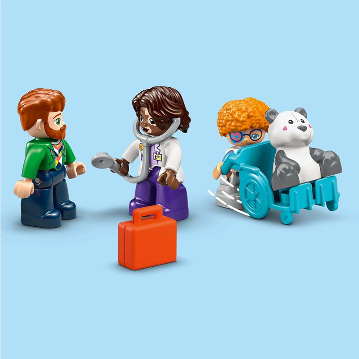 LEGO DUPLO Town Prima vizită la doctor, jucărie de construcție, set de joacă pentru a promova abilitățile motorii fine, cadou pentru copiii mici de la 2 ani, jucărie educativă, joc de rol în spital 10449