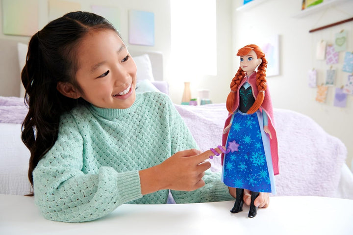 Mattel DISNEY Frozen The Ice Queen Anna Doll - fustă magică cu efect de schimbare a culorilor, activabilă cu ajutorul baghetei cu fulgi de zăpadă și apă, inclusiv periuță de păr, pentru copii de la 3 ani, HTG24