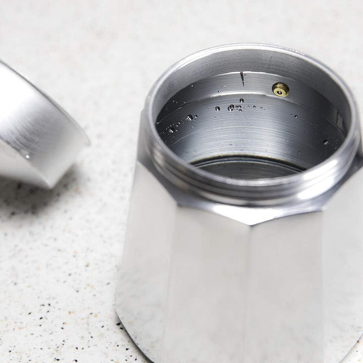 Cafetieră italiană Cecotec Mokclassic 300 Shiny. Cafetieră din aluminiu, Pentru toate tipurile de aragazuri, 3 căni, Sigiliu din silicon, Mâner ergonomic, rezistent la căldură, Filtru și supapă din oțel inoxidabil.