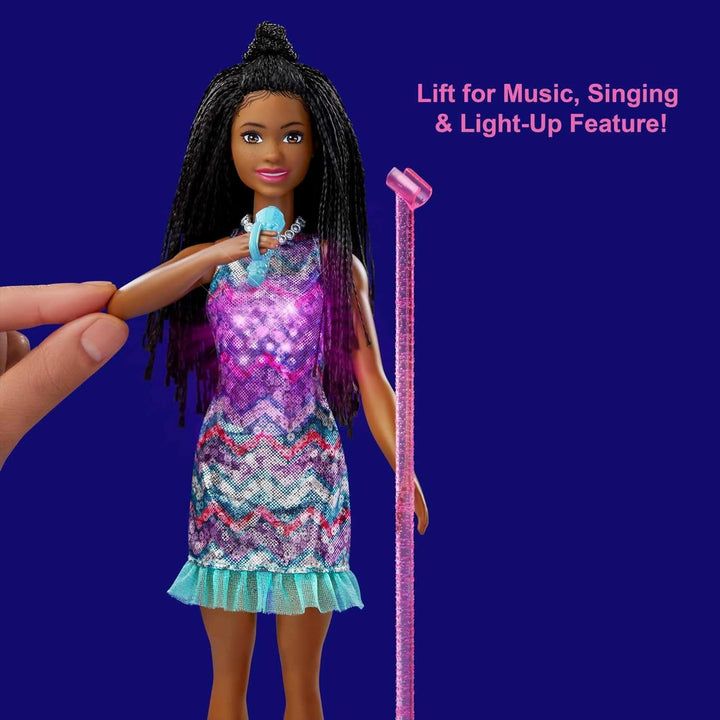 Barbie GYJ22 - scenă liberă pentru păpușa Big Dream Brooklyn (aprox. 30 cm, codițe maro) cu melodii din film, lumini, microfon și accesorii, cadou pentru copii de la 3 ani în sus