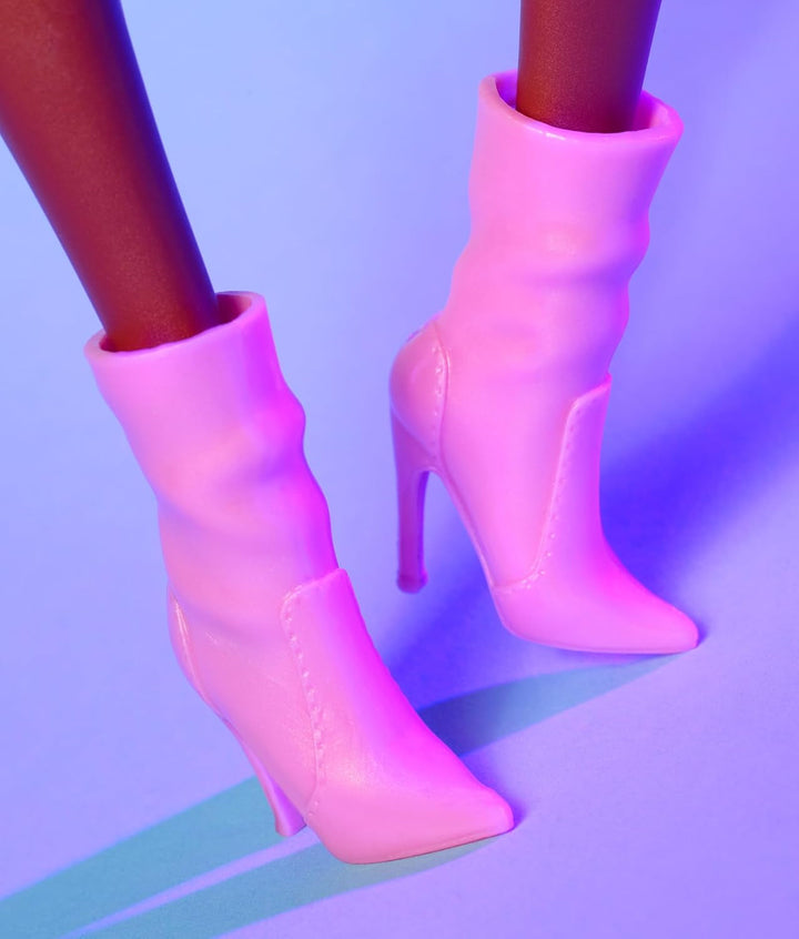 Păpușă Barbie Looks, figurină de colecție nr. 21 cu păr negru împletit în împletituri și modă modernă Y2K, top roz halter și fustă din piele artificială cu cizme, HRM13