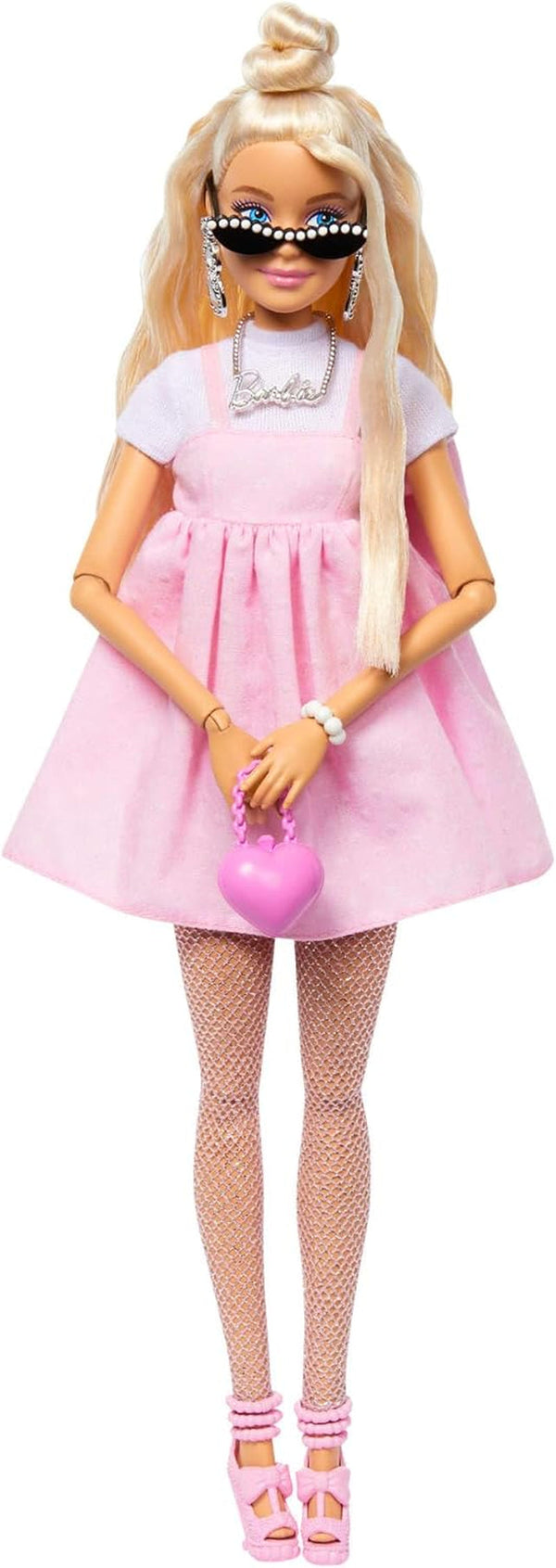 Păpușă Barbie Deluxe Style nr. 3 cu ținută Barbiecore, păr blond în coc înalt, rochie roz pastel cu fundiță supradimensionată și accesorii precum colanți Fishnet, HYV27